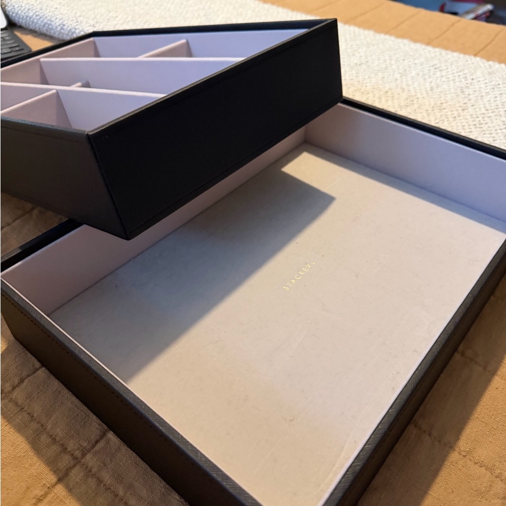 Premium Black Jewelry Organizer Box with light Grey Interior Compartments - Picture 4 of 5